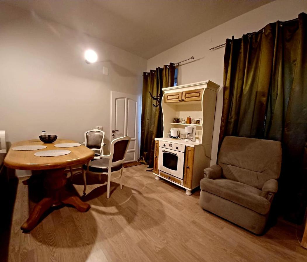 Happy House Appartamento Braşov Esterno foto